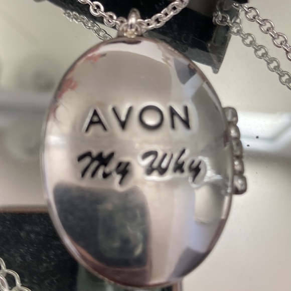Avon Vintage Locket Necklace - Picture 5 of 6